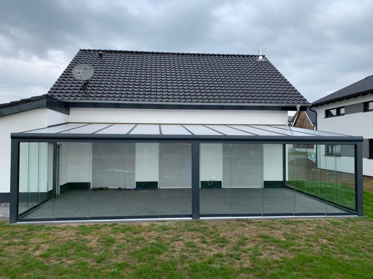 Terasă din aluminiu închisă cu sticlă glisantă și sistem de drenaj integrat