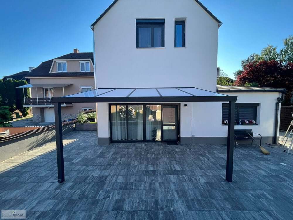 pergola metalica din aluminiu pentru confort termic pe terasa