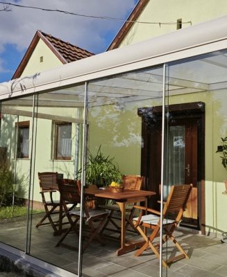 inchidere terasa cu sticla glisanta pe structura din aluminiu alba
