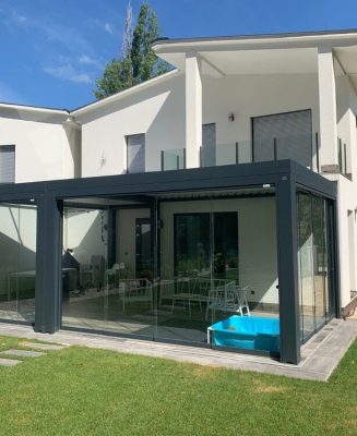 inchidere terasa cu sticla glisanta pe structura de pergola bioclimatica